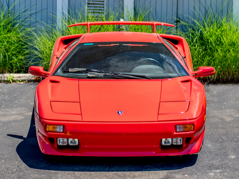 Illustration for article titled Found some Italian cars at a French bistro